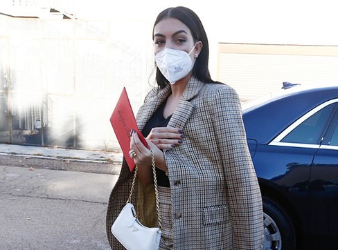 Bạn gái C. Ronaldo mặc thanh lịch đi làm từ thiện